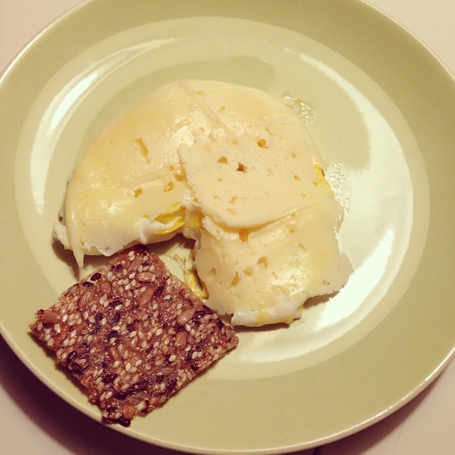 Frukost i form av stekt ägg, boxholms gräddost (finns det någon godare ost!?) och fröknäcke. #lchf #lchf10veckor