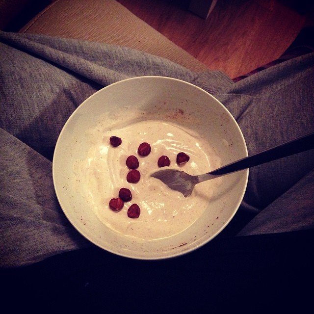 Uppkrupen i soffan med en skål rysk yoghurt med pepparkakskrydda och hasselnötter #lchf #lchf10veckor